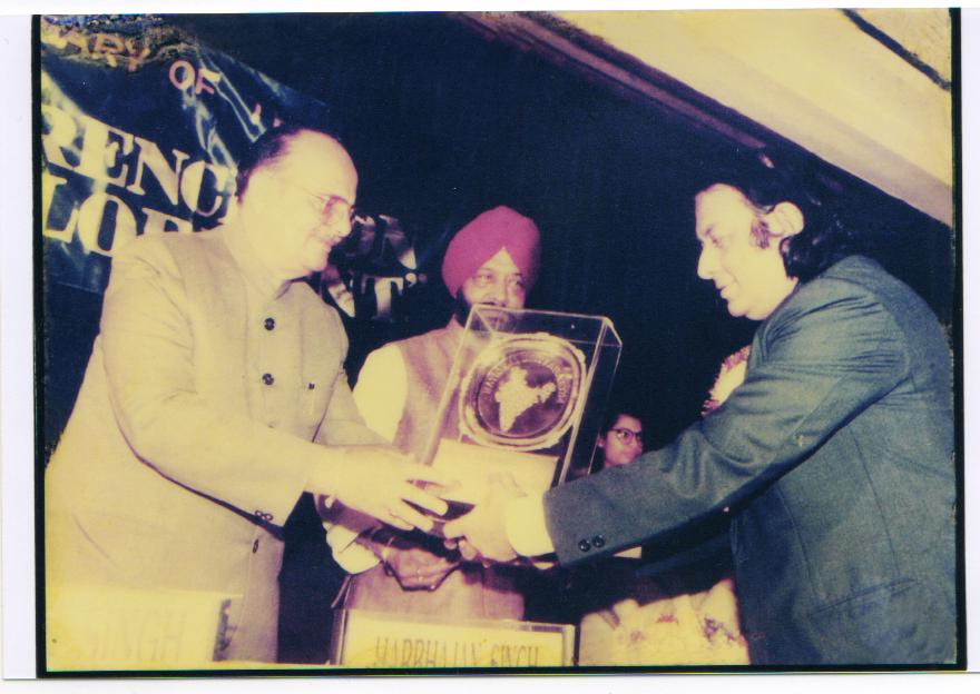 Shri. K.G. Balani former Hon. Secretary awarded by Shri. Arjun Singh , Minister.